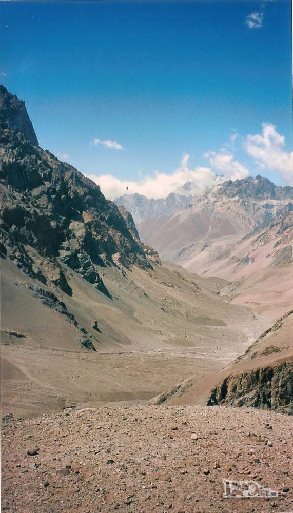 De Plaza de Muilas, visão do vale do rio Horcones, no parque do Aconcágua, região de Mendoza, oeste da Argentina (temporada de 1998/99)